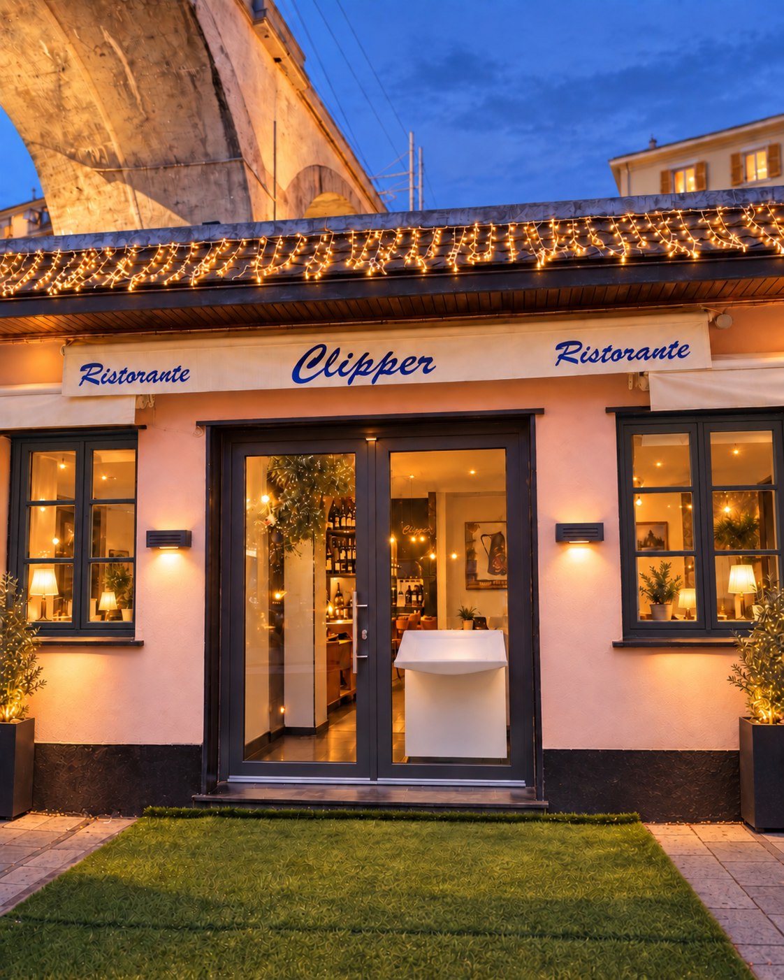 Ingresso esterno del ristorante Il Clipper con infissi antracite