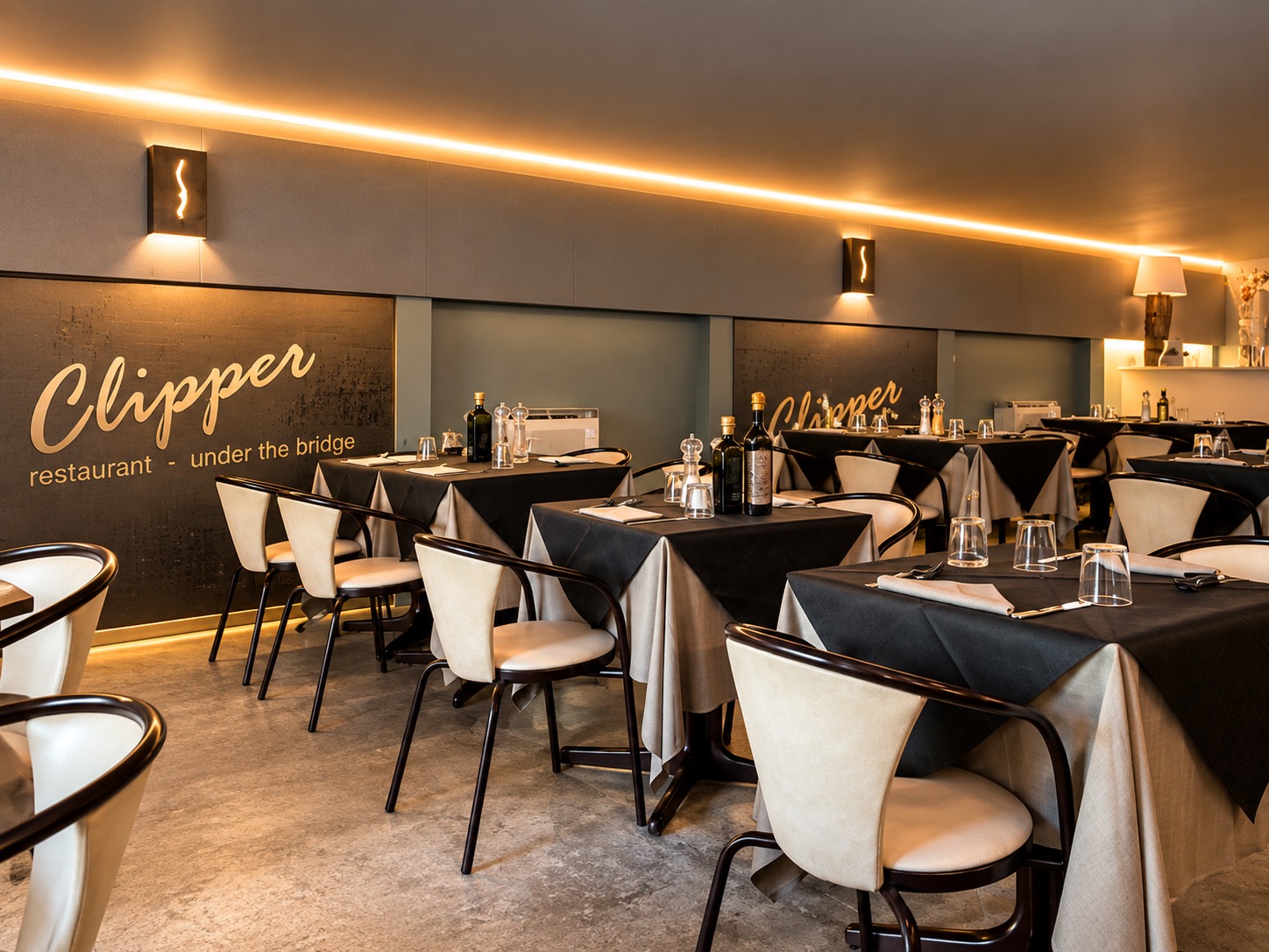 Sala interna del ristorante con tavoli apparecchiati
