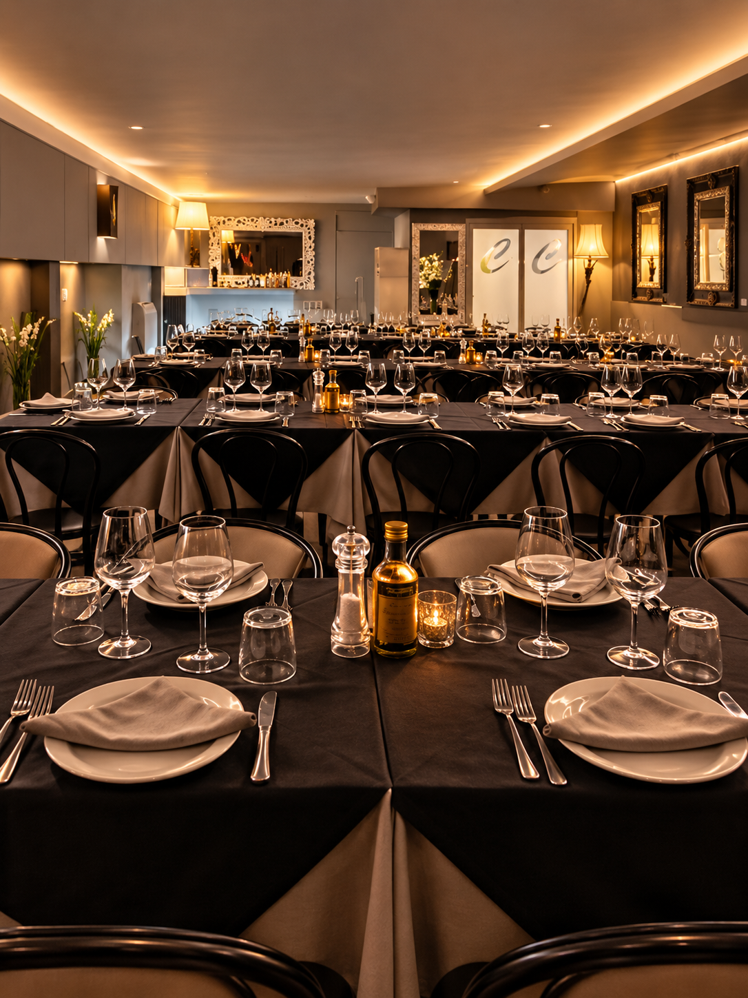Sala del ristorante apparecchiata per un evento