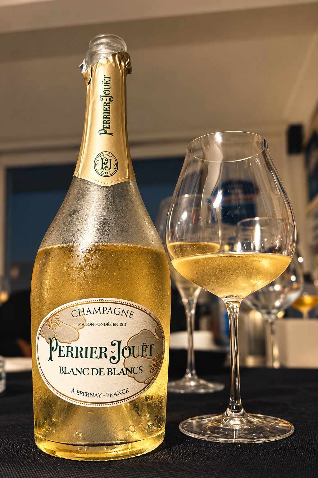 Bottiglia di Champagne Perrier-Jouet Blanc de Blancs e calice